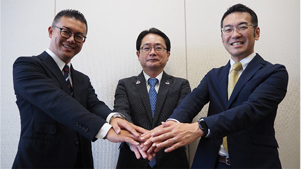 基本合意締結の様子（（左）ＫＤＤＩ(株) 高木執行役員、（中）ＪＡ全農 日比常務理事、（右）ＫＤＤＩスマートドローン(株) 博野代表取締役社長）