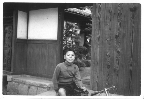 小学５年生当時、自宅前で