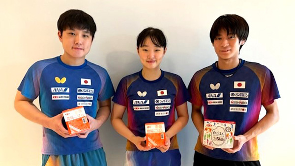 「ニッポンの食」を受け取った張本智和選手（左）、張本美和選手（中央）と戸上隼輔選手（提供：日本卓球協会）