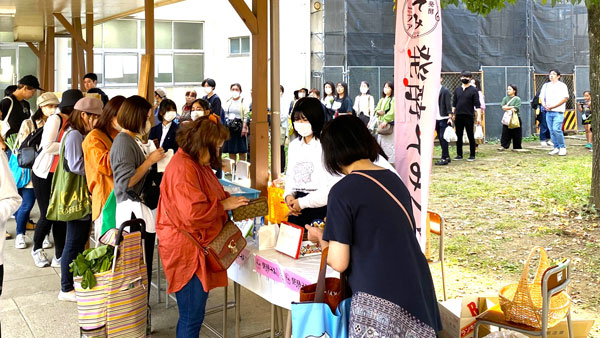 食品加工部の生徒の販売ブースに行列して商品を買い求める人たち