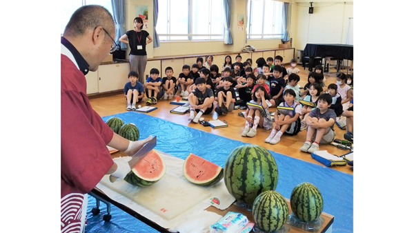 新潟市内の小学校と保育園でスイカの食育出前授業　ＪＡ新潟かがやきなど.jpg