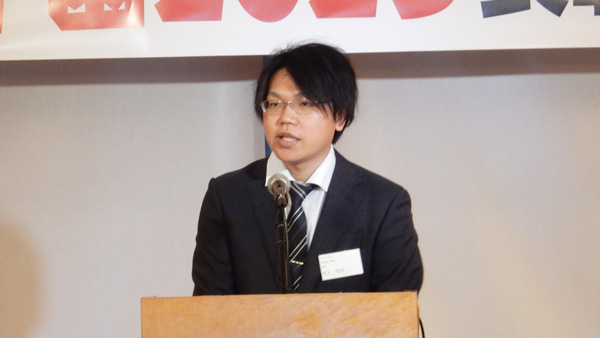 スピーチする村上悟志店長