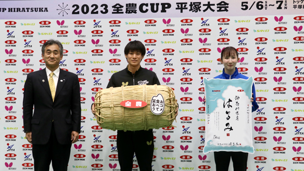 副賞の神奈川県産米1俵を手にする戸上選手（中央）と早田選手（右）