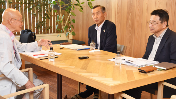 写真右からＪＡみえきた組合長・生川秀治氏、ＪＡ鳥取県中央会会長・栗原隆政氏、文芸アナリスト・大金義昭氏