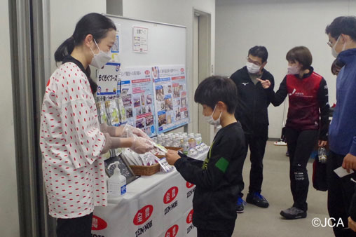 「もぐもぐブース」で商品を受け 取る参加者（提供：JCA）