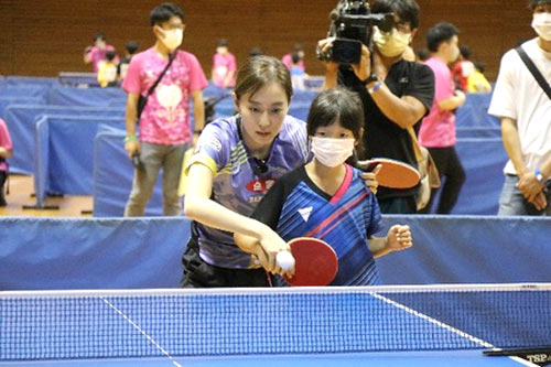 石川佳純選手が愛媛の子どもたちを指導　松山で卓球教室を開催　ＪＡ全農