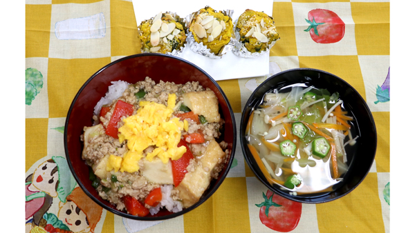 教室で作った料理。「トッピングたまご ましまし あつあげまーぼーどん」（左）、「嬬恋高原キャベツのむし煮スープ」（右）、「マッシュかぼちゃのアーモンドやき」
