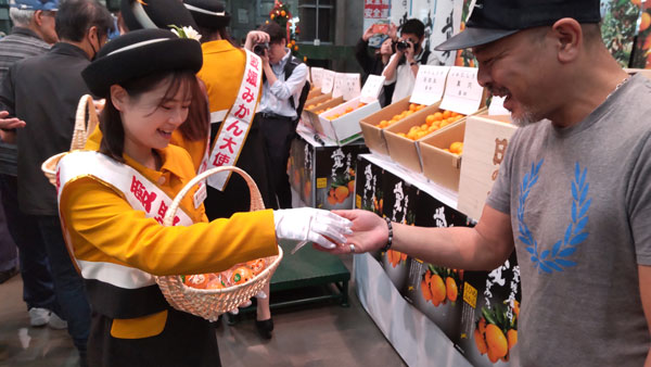 愛媛県みかん大使が愛媛県産温州みかんを配布