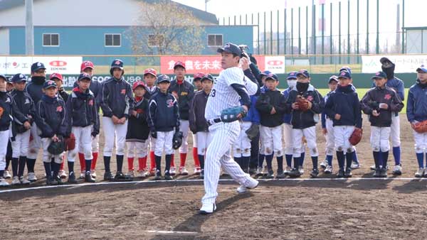 投げ方の基本を指導する五十嵐講師