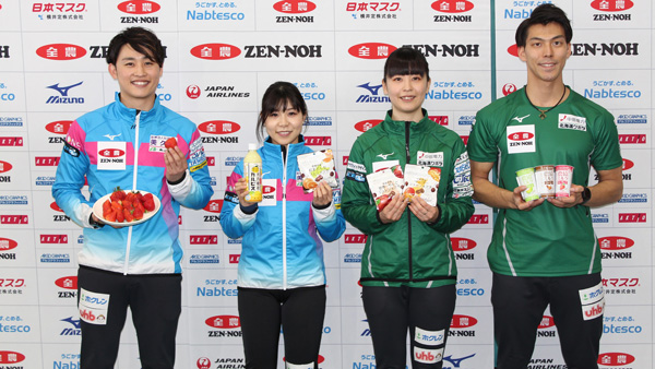 ＪＡ全農から提供される食材を手に笑顔の選手（写真提供：JCA）