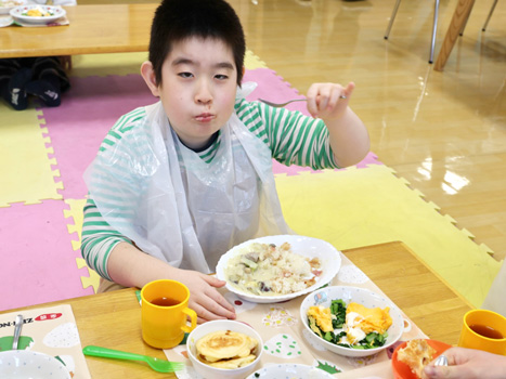 作った料理を食べる子ども