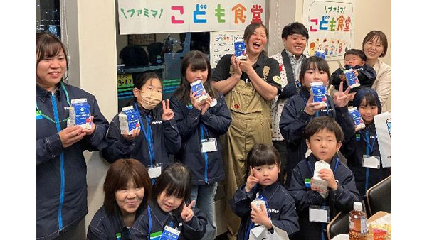 お土産の牛乳を手に笑顔の子どもたち