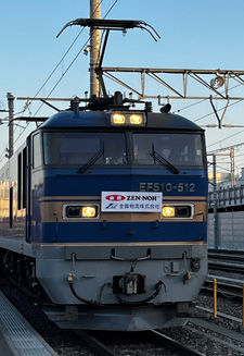 ＪＲ百済貨物ターミナル駅到着後、先頭車両に看板をつけた（3月6日＝ＪＡ全農提供）