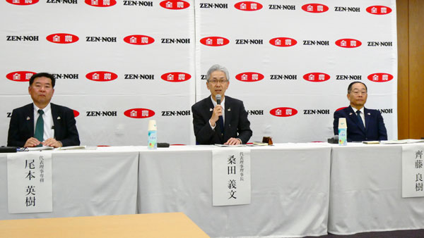 桑田理事長（中央）、齊藤専務（右）、尾本専務（左）　東京・大手町のＪＡビルで。