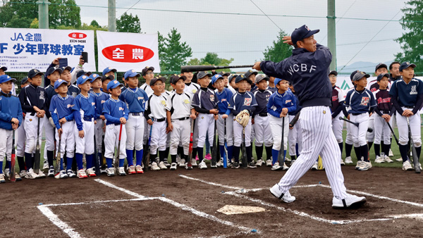 子どもたちにバッティングを披露する井端講師