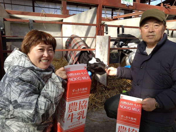 オンラインで牧場の匂いを伝えた山岸利明さんと娘の愛さん