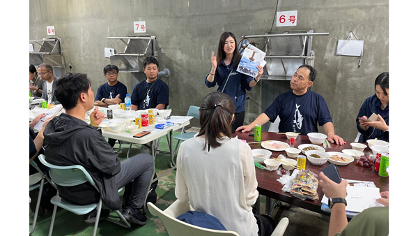 GHIBLIの坪内知佳代表（中央）や生モズク漁師と交流