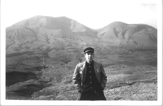 高校の修学旅行で。阿蘇山をバックに