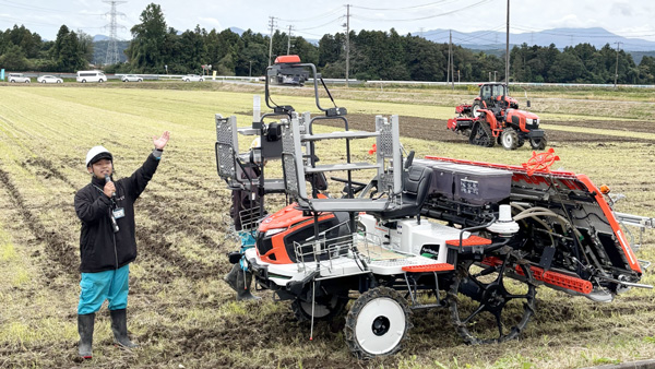 無人仕様の田植機「NW80SA」を説明するメーカー担当者