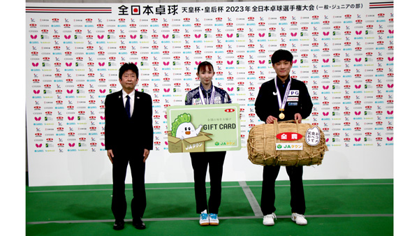 混合ダブルスの部で優勝した張本智和選手（右）・早田ひな選手ペア