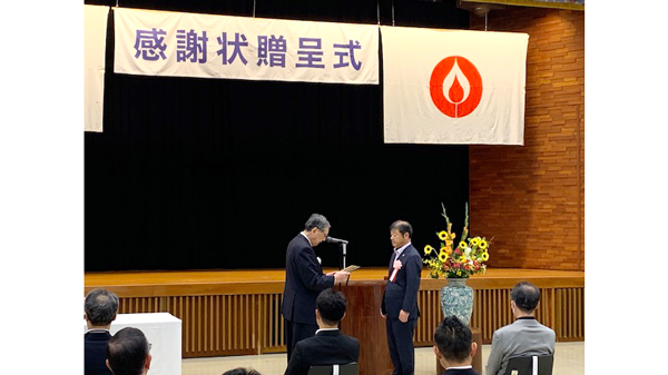 中日新聞本社6階ホールで開かれた感謝状贈呈式。中部善意銀行の岡田邦彦理事長（左）とＪＡ愛知信連の磯村幹夫理事長