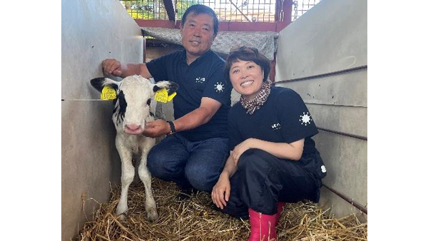 配信当日に産まれた子牛の「ルミネちゃん」（左）と牧場主の山岸さん（中央）、北出さん