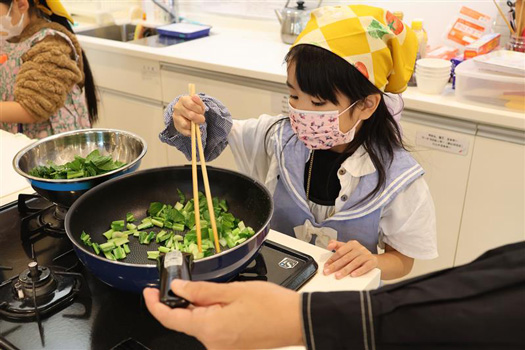 料理に挑戦する参加児童