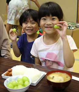 子どもたちに元気と笑顔を　産直会員が旬の農産物を提供　ＪＡ鶴岡