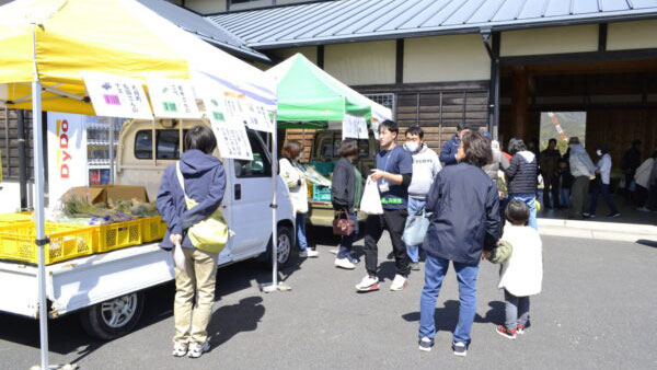 地元野菜にふれる　第4回青空フェスタ　青壮年部が協力　ＪＡ高知県