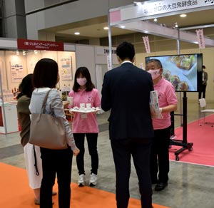 「発酵そみファ」を試食する来場者