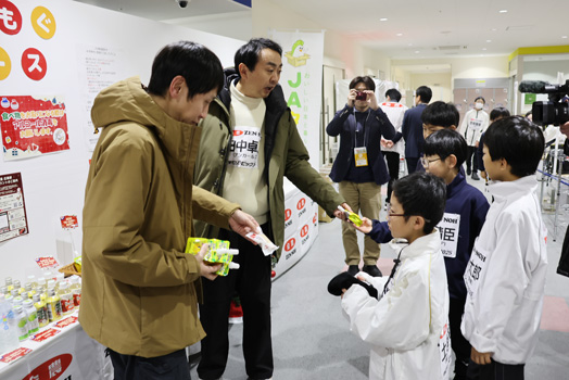 選手に商品を渡すアンガールズ