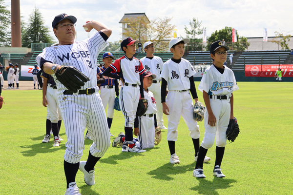 外野手の指導をする真中講師