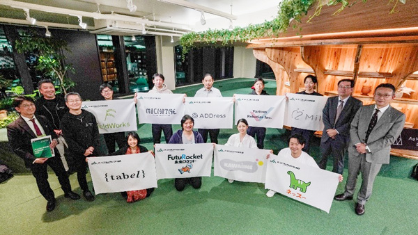 プログラムに採択された9社と農林中金の尾崎太郎専務（右）、ＪＡ全農の尾本英樹専務（右から2番目）、あぐラボの荻野浩輝理事長（左から2番目）