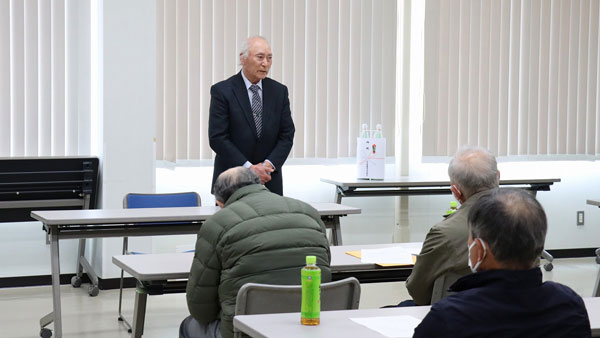あいさつを述べる佐藤部会長