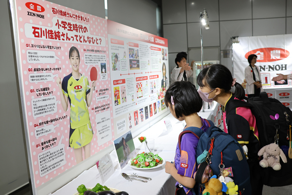 展示を見る子どもたち