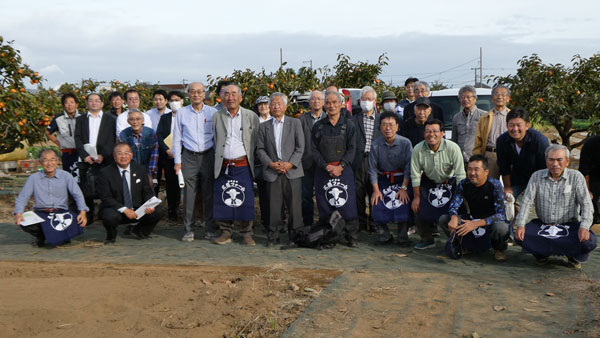 現地研究会の参加者（三鷹ファーム新川圃場で）