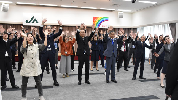 創刊100周年記念のダンスコンテストを盛り上げようと栗原会長ら役職員でダンス。