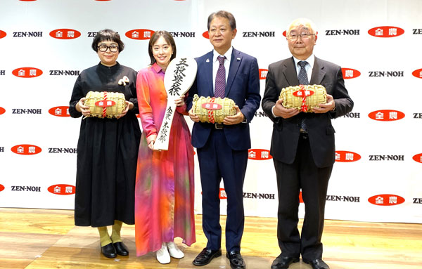 写真左から、しらいしのりこさん、石川佳純さん、高尾雅之常務理事、大坪研一特任教授