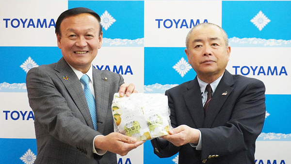 商品をPRする富山市・藤井市長（左）とＪＡ全農とやま 西井県本部長（右）