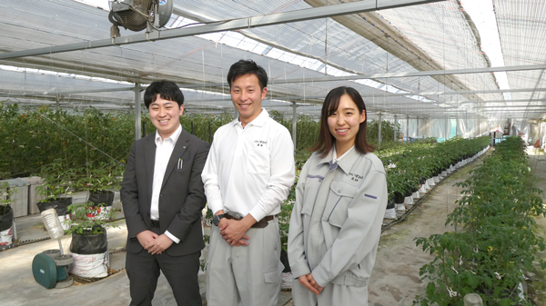 左から、ＪＡバンク大阪信連の藤田隼矢さん、ＪＡいずみのの義本敏康さんと志垣沙妃子さん