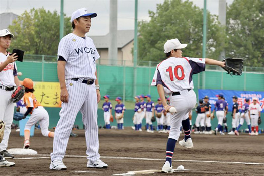 西崎幸広氏ら野手の指導をする辻講師