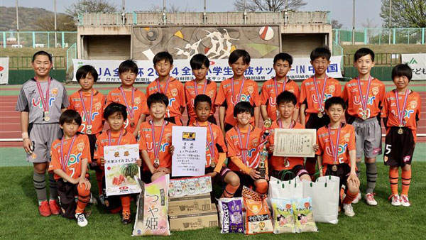 優勝した「レノファ山口ＦＣ」（山口県）