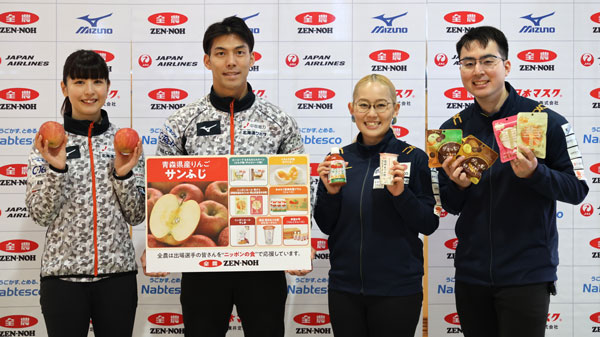 提供された食材パネルなどを手に笑顔の出場選手