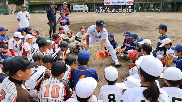 子どもたちに内野手の指導する井端講師