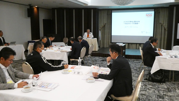 講演に聞き入る参加者