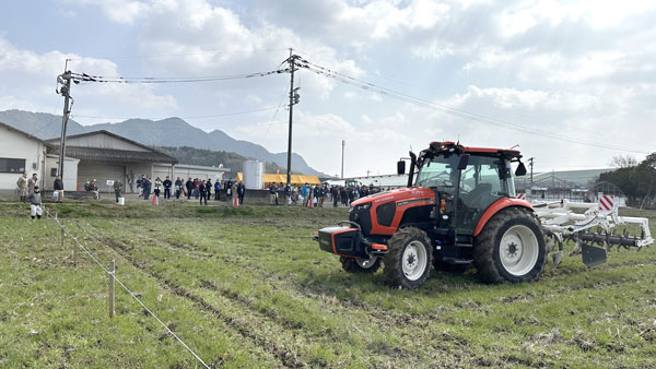 自動運転農機の実演