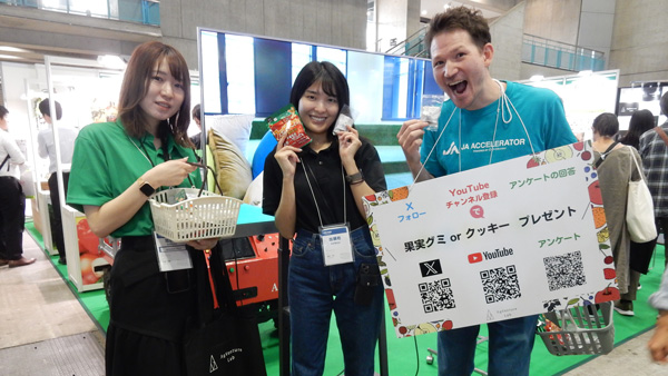 ＪＡグループの果実グミや参加企業のクッキーを配り、来場者への関心を引いていた