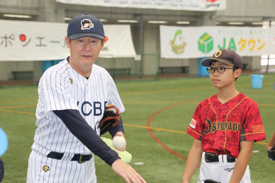 投げ方の基本を指導する阿波野講師