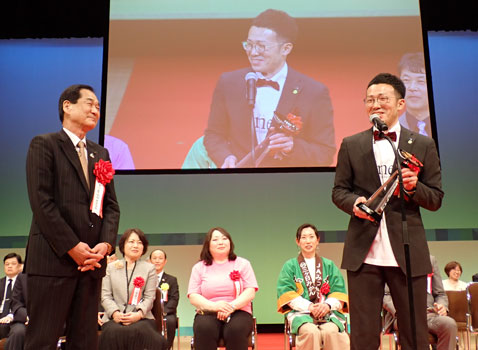 普及・文化活動の部の最優秀はＪＡ東びわこの小西雄二郎さん（右）。左はＪＡ全中の山野徹会長