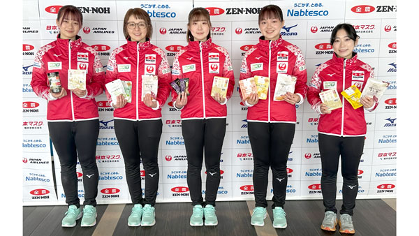 「ニッポンの食」を手にするカーリング女子日本代表 （提供：JCA）